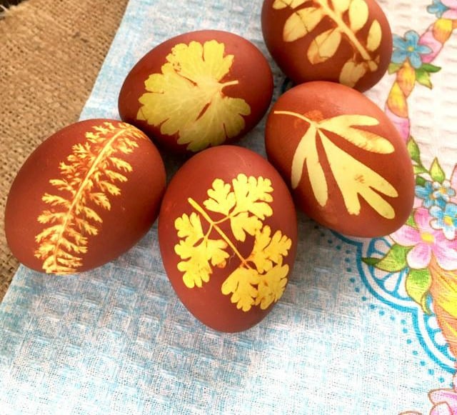 Color and Decorate Beautiful Easter Eggs  {Without Design Skills or Artificial Colors}