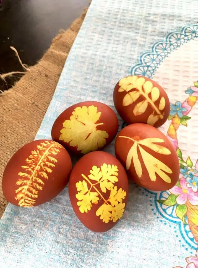 Decorate beautiful Easter Eggs with NO deisgn skills or artificial colors!!