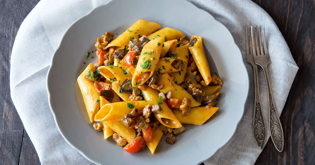 Candele Pasta with Eggplant, Bell Pepper & Olives {Recipe}
