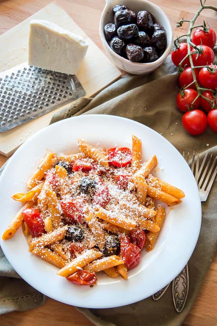 Pasta with Roasted Cherry Tomatoes & Black Olives {Super YUM!}