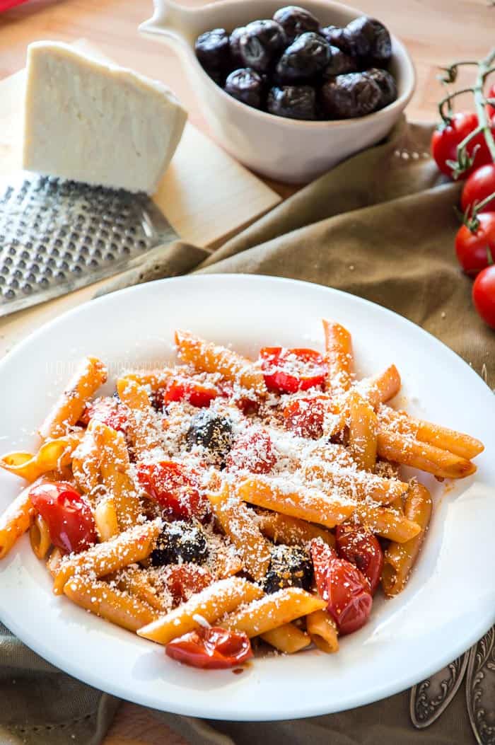 Pasta with Roasted Cherry Tomatoes & Black Olives {Super YUM!}