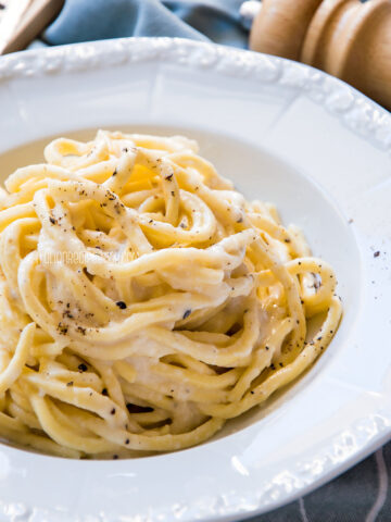 A bowl of cacio e pepe pasta.