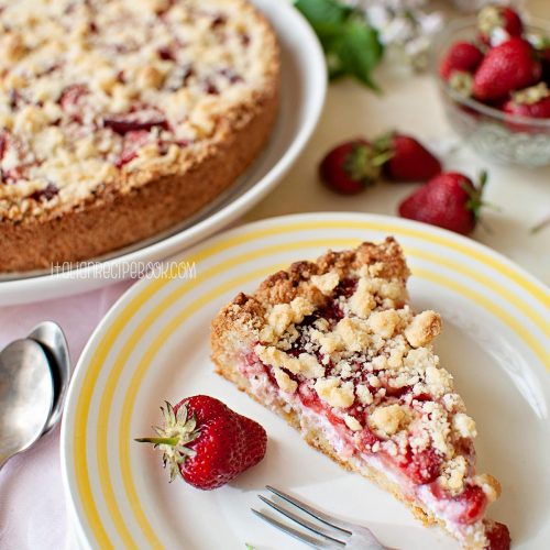 strawberry crumble cake inside