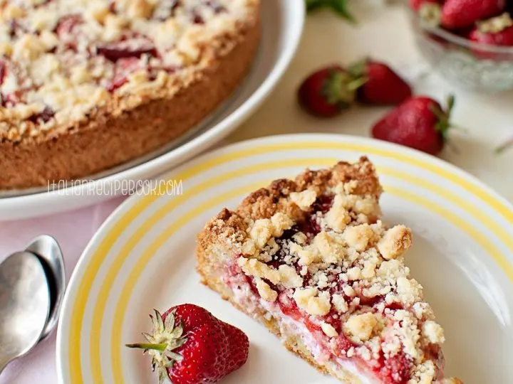 strawberry crumble cake inside