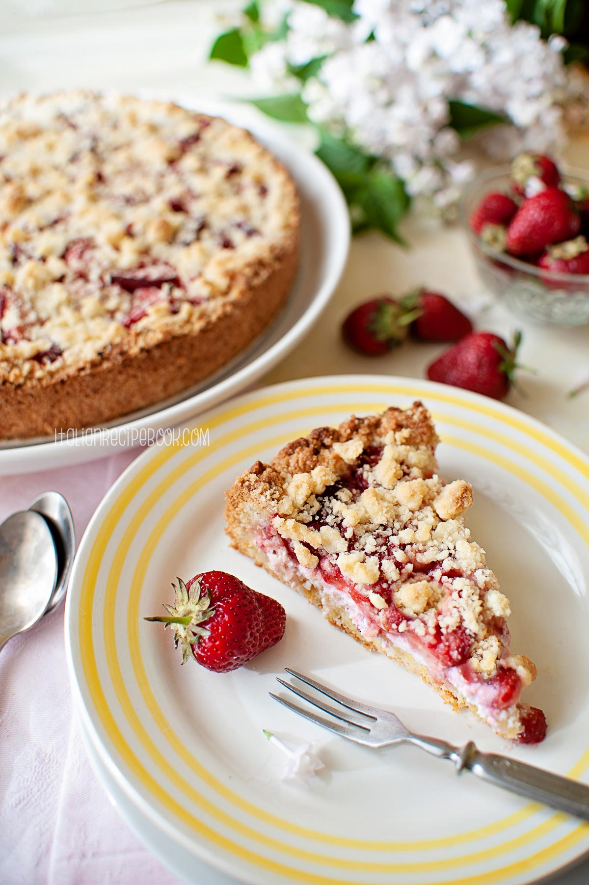 strawberry crumble cake inside