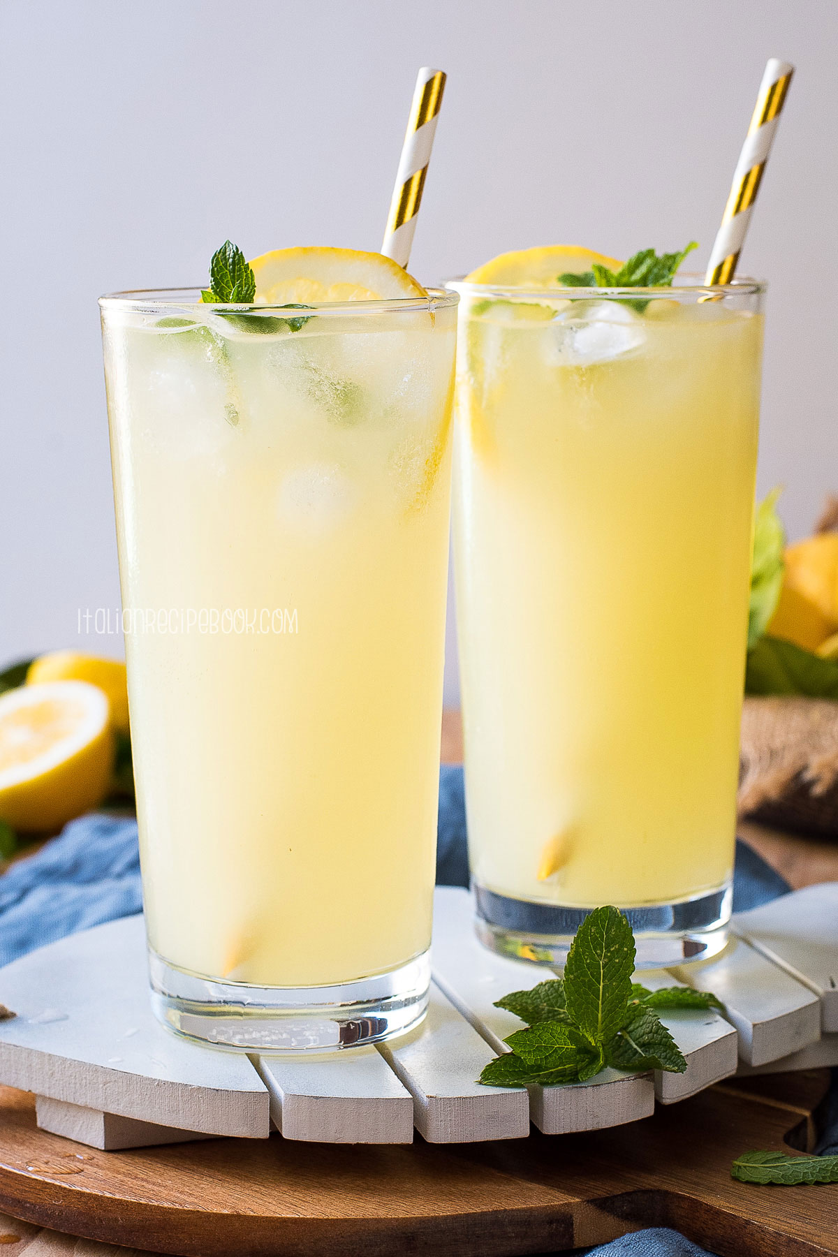 2 tall glasses of limonata