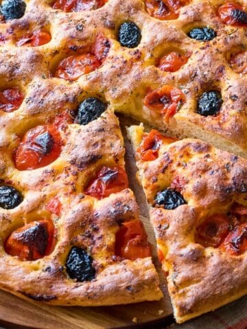 Focaccia with tomatoes and black olives.