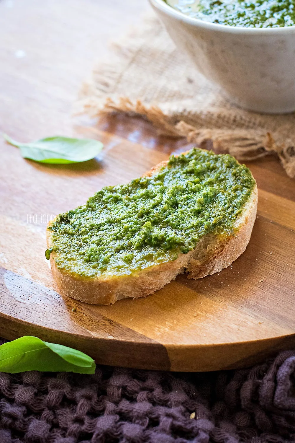 pesto crostini