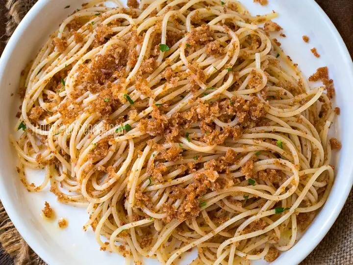 spaghetti with breadcrumbs on a round plate