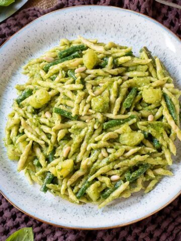 Pasta al pesto with potatoes and green beans.